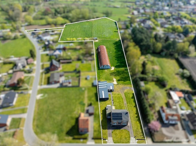 Deze veelzijdige eigendom combineert comfortabel wonen met tal van mogelijkheden voor hobby of (semi-)professioneel gebruik, en is ideaal voor paarden