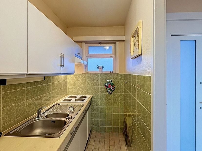 Op een mooie ligging aan het einde van de zeedijk van Middelkerke vind je dit lichtrijke appartement op de derde verdieping van residentie ‘Golden Bea