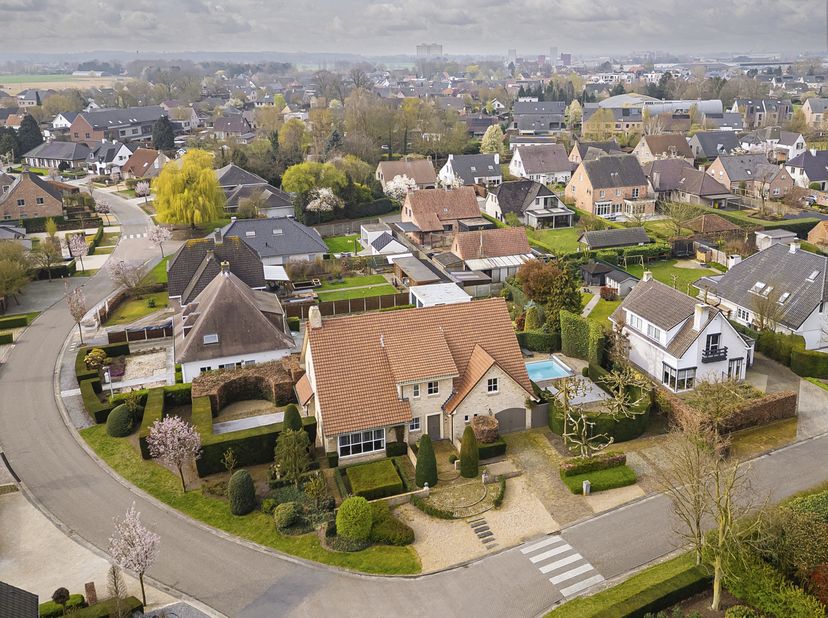 Charmante en uitzonderlijk ruime villa met zwembad uitstekend gelegen op een rustige en groene locatie , nabij het centrum van Hoogstraten<br />
Bij h