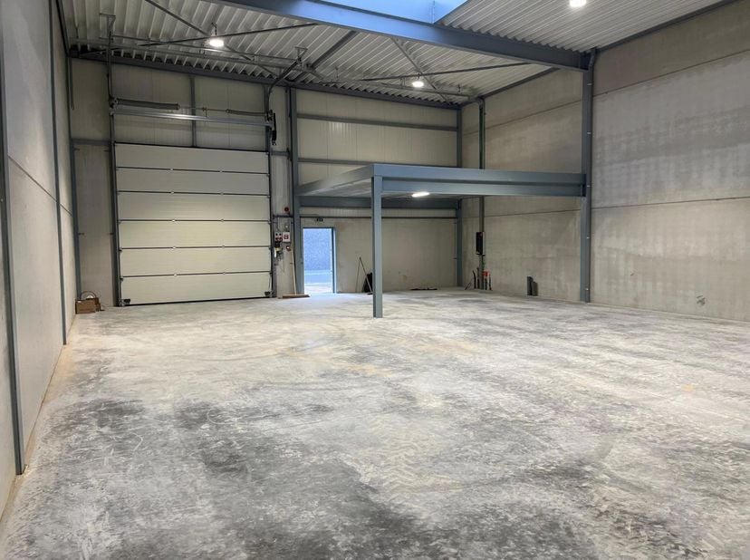 Modern magazijn 216m² te Ranst.<br />
Met mezzanine van 30m² voor extra stockage.<br />
2 parkeerplaatsen <br />
Volledig instapklaar.