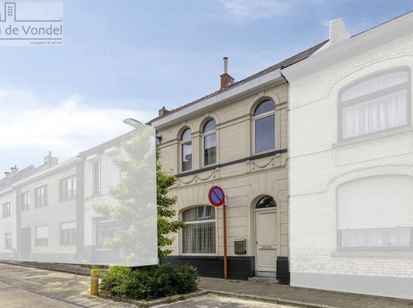 Op zoek naar een woning die u volledig naar eigen smaak kunt renoveren, met een zongerichte tuin, garage én staanplaats en dit op korte afstand van he