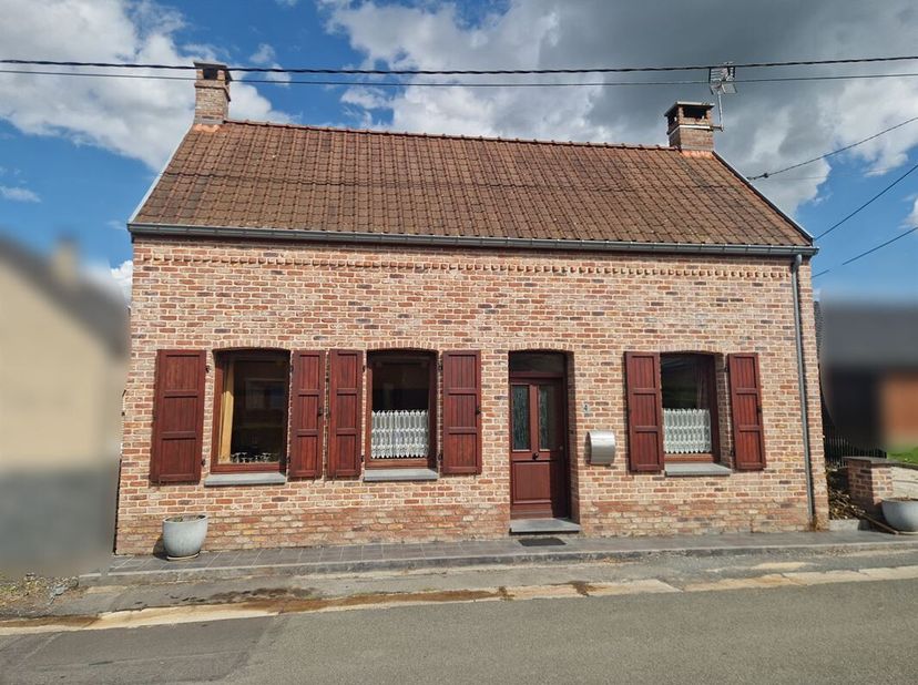 Superbe maison sise dans un quartier prisé de Roucourt, au calme et à proximité directe du centre de Péruwelz.<br />
Le bien, d'une superficie habitab