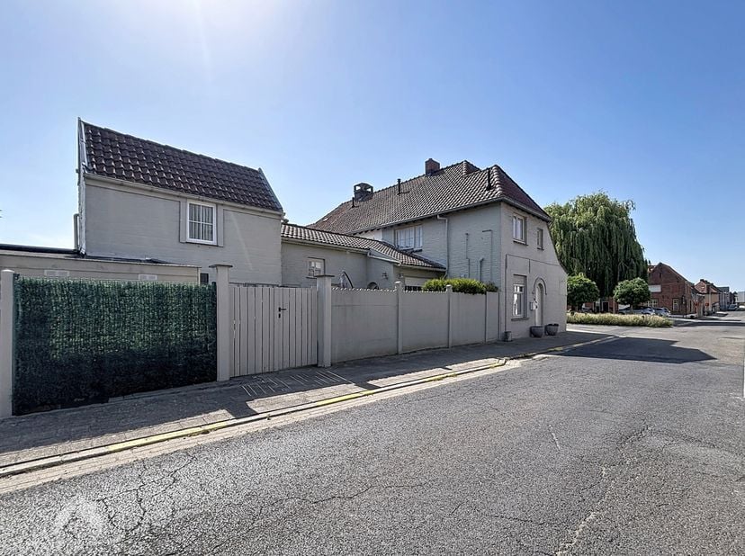 Deze charmante hoekwoning geniet van een rustige ligging en biedt een aangename combinatie van comfort en functionaliteit. Op het gelijkvloers vindt u