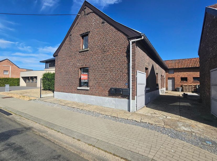 n deze gerenoveerde vierkantshoeve te Bilzen bestaande uit drie woon entiteiten bieden we één van deze leuke woning aan.  <br />
Omgeving:<br />
+ R