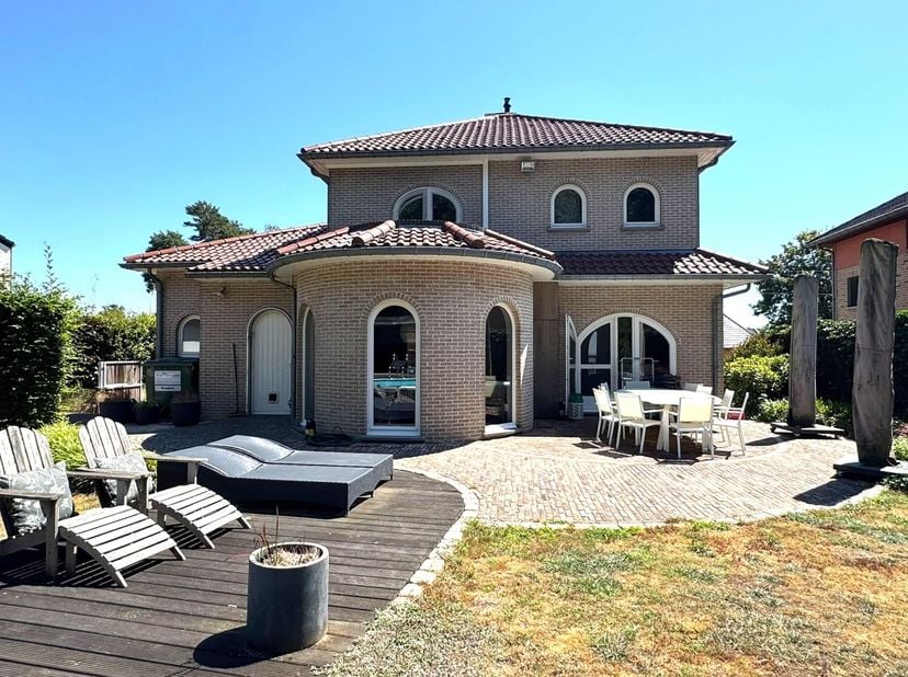 NIEUW<br />
<br />
﻿﻿Vrijstaande villa met&amp;nbsp;4 slaapkamers,&amp;nbsp;zwembad&amp;nbsp;en&amp;nbsp;multifunctioneel bijgebouw van ca. 160 m², op toplocatie in L