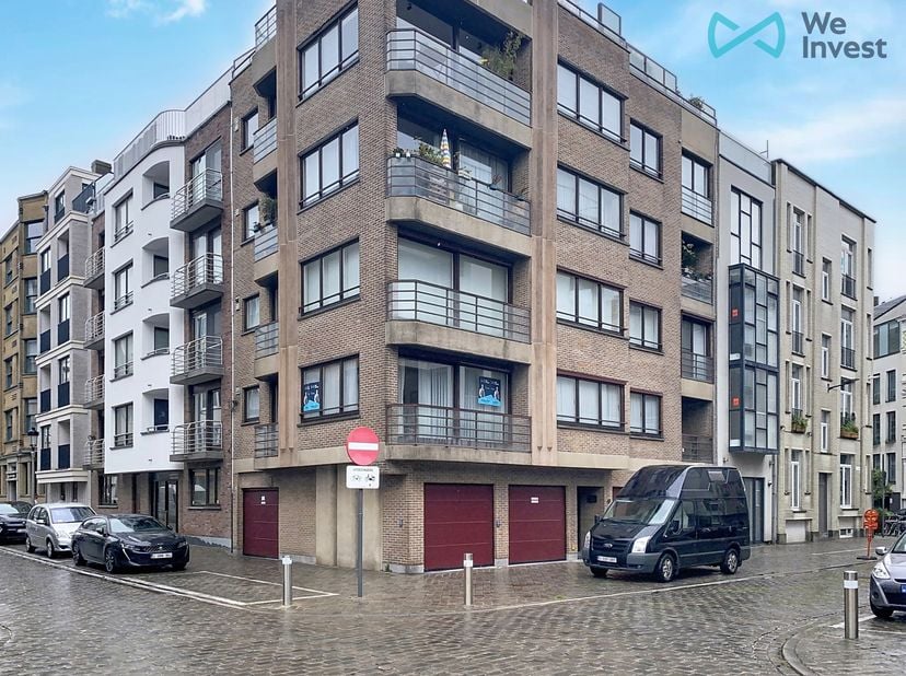 In de gegeerde Belle Epoquewijk van Oostende bevindt zich dit bijzonder aangename en lichtrijke appartement met een uniek zicht op de Japanse Tuin. Da