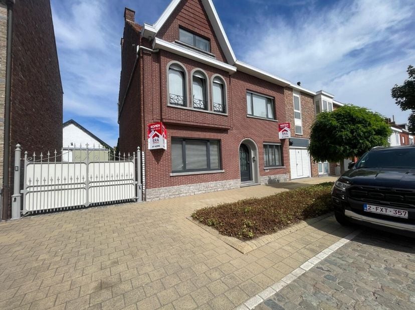 Instapklare halfopen woning met loods(248m²)loods: dak vernieuwd 2026 + geïsoleerddrijfkrachtgepolierde vloervoorzien van aparte wcautomatische garage