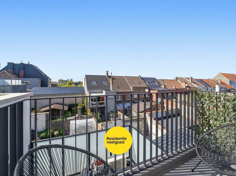 Dit recent appartement met twee slaapkamers, gelegen in Bredene, werd gebouwd in 2025 en is voorzien van de modernste technieken.<br />
De lichtrijke