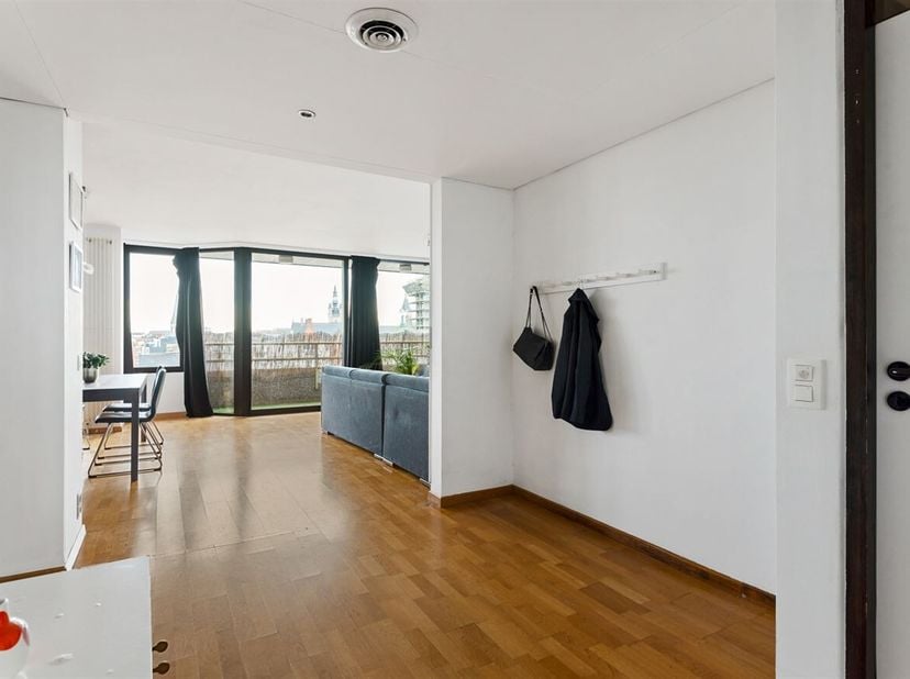 Het appartement bevindt zich op de 6de verdieping en werd volledig gerenoveerd in 2020. Met een bewoonbare oppervlakte van maar liefst 128 m² geniet u
