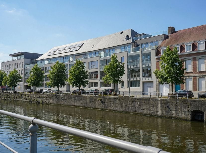 Ruim appartement van 158m² gelegen langs de Schelde, met een prachtig uitzicht op de kathedraal en het belfort van Doornik.<br />
Indeling: inkomhal,