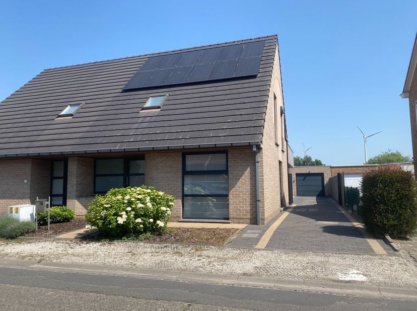Deze uitstekend onderhouden woning, gelegen in de Stationsstraat 19A te Ertvelde, werd oorspronkelijk gebouwd in 1996 en onderging in 2018 een grondig