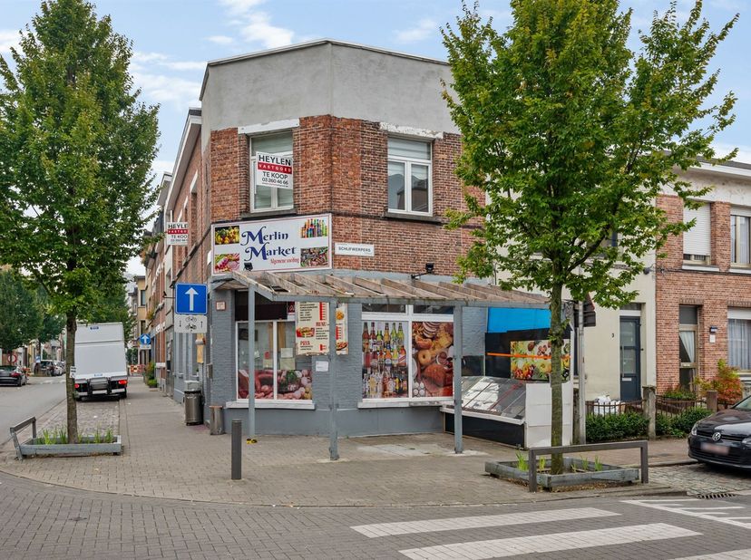 Handelshuis ingericht als handelsgelijkvloers, multifunctionele ruimte en twee studio's te koop<br />
<br />
Ligging : Dit handelspand ligt op een s