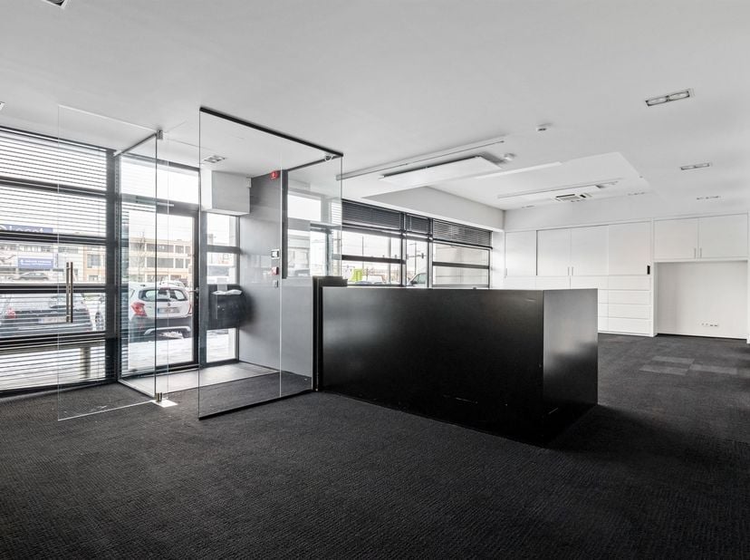 Bureaux à vendre sur un emplacement stratégique à Anvers<br />
Le long de la Noorderlaan à Anvers, ce spacieux espace de bureaux d'environ 331m² est