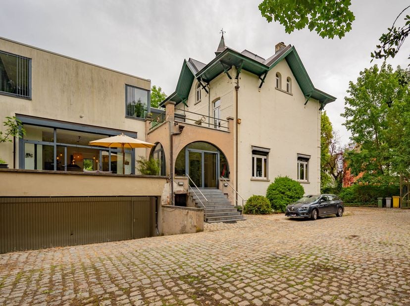 PRACHTIG LANDHUIS IN HET GROEN<br />
<br />
Groot authentiek landhuis met veel mogelijkheden, gelegen in het groen tussen Leuven en Brussel.  Openbaar