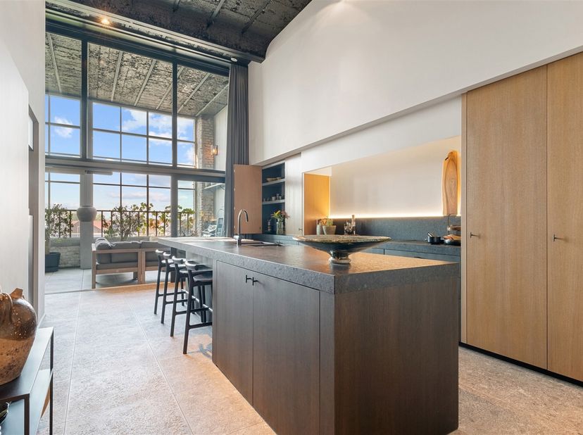 Bij het betreden van deze uitzonderlijke loft waant u zich meteen in een andere wereld.<br />
Een unieke woonbeleving waar hoogwaardige materialen, ma