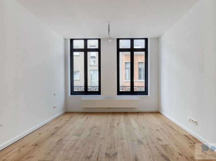 Op zoek naar een ruim en instapklaar appartement in het centrum van Lier?<br />
<br />
Dit volledig gerenoveerde appartement van maar liefst 112 m² co