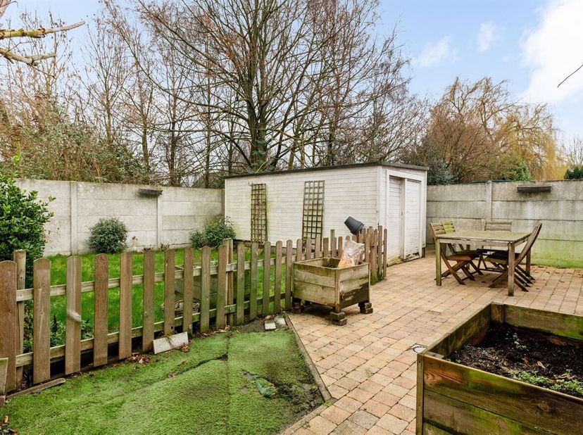 Op te frissen starterswoning met 3 slaapkamers en inpandige garage op een perceel van 225m²  (cfr kadastrale legger)<br />
Deze woning is mooi en land