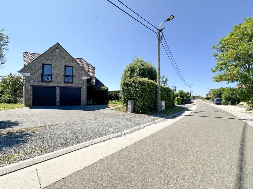 In een aangename en rustige wijk van Sint-Pieters-Leeuw stelt We Invest Altitude u deze prachtige recente villa voor, met een totale oppervlakte van ±