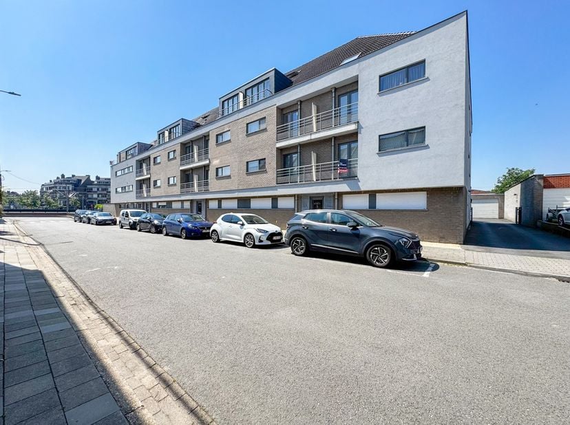 Lichtrijk hoekappartement op een absolute toplocatie, op wandelafstand van het station van Aalter. Dankzij de uitstekende ligging geniet u van een bij