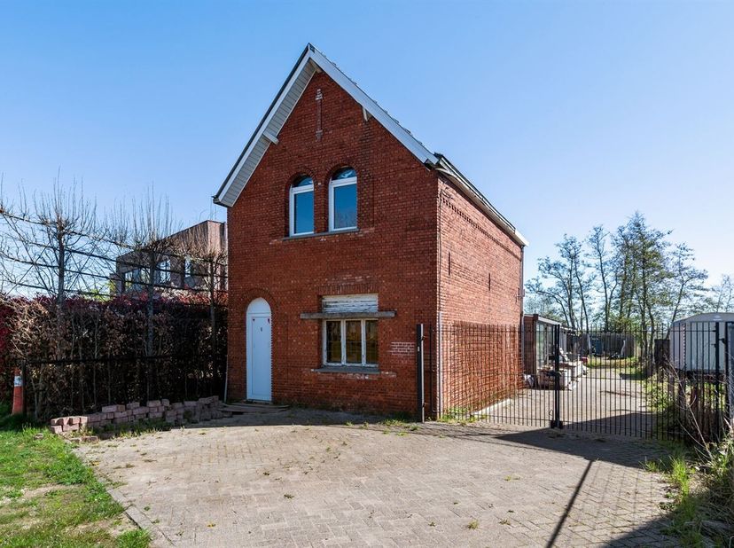 Casco woning met ca 568 m² grond nabij het Kempisch kanaal met mooie wandel- en fietsmogelijkheden.<br />
De woning is helemaal gestript en kan nog vo