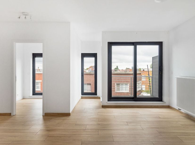 Dit appartement bevindt zich op de tweede verdieping van een kleinschalig en recent gebouw uit 2008, gelegen in de Van Heetveldelei te Deurne. Dankzij