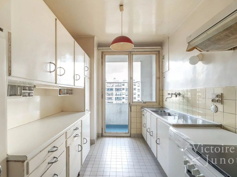 Victoire-Junot biedt u exclusief dit appartement van 128 m² (volgens PEB), ideaal gelegen op enkele stappen van Montgomery, dicht bij het openbaar ver