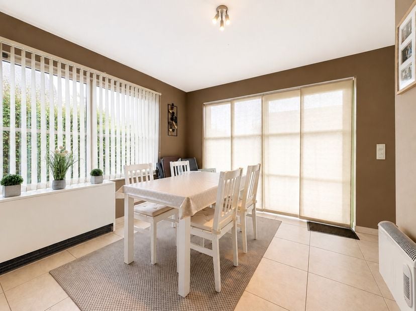 Deze recente instapklare en volledig gemeubelde vakantiewoning bevindt zich in een groen en verzorgd domein, op wandelafstand van de jachthaven, het o