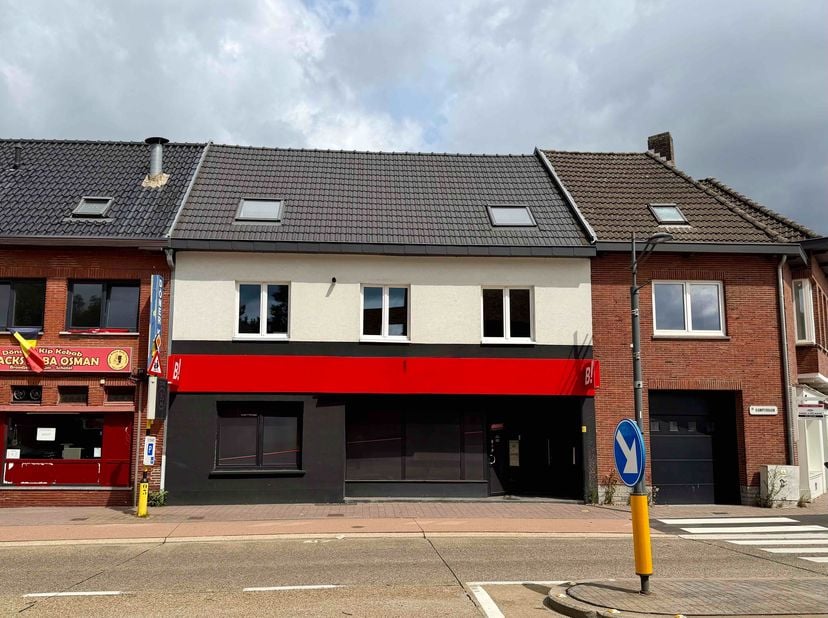 Bieden vanaf € 349.000<br />
<br />
Dit veelzijdige pand combineert een ruime commerciële ruimte op het gelijkvloers met een royaal duplexappartement