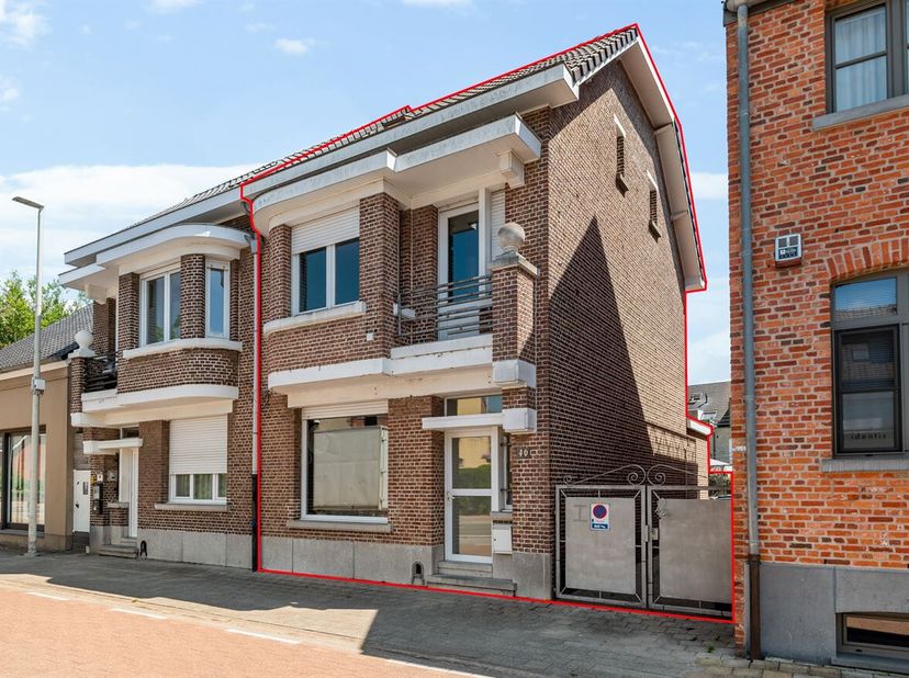 Locatie: <br />
Deze woning is gelegen aan de Kapellei 46 in Sint-Antonius (Zoersel), op een gunstige locatie nabij het centrum. Winkels, scholen, hor