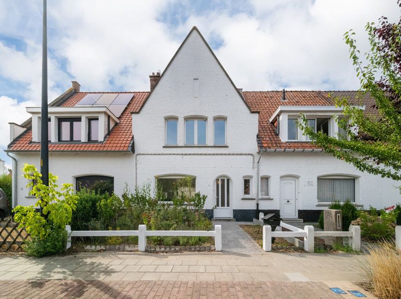 Dit huis te koop&amp;nbsp;in de Beekstraat te&amp;nbsp;Waardamme is op zoek naar een nieuwe eigenaar!<br />
De woning werd volledig gerenoveerd en beschikt ov