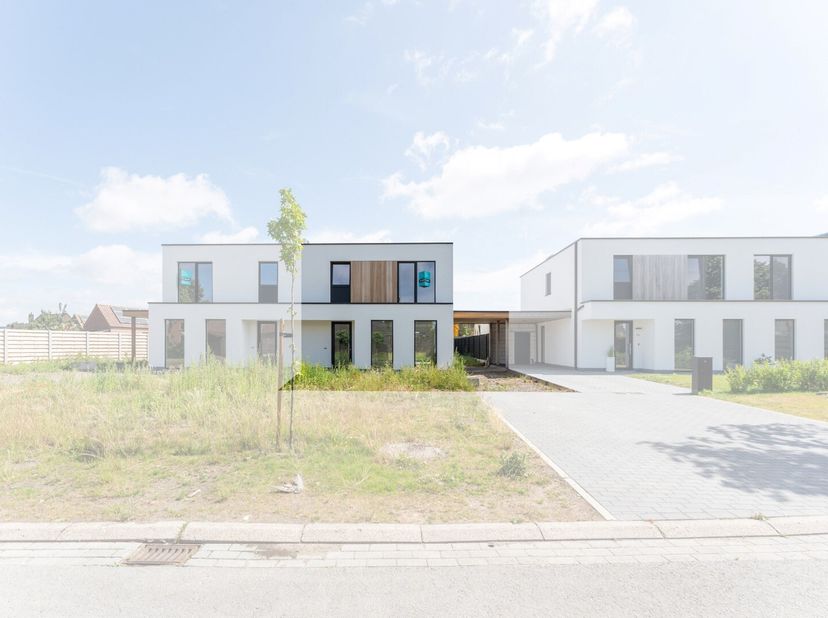 Deze moderne nieuwbouwwoning te Koekelare bestaat uit:<br />
Gelijkvloers: inkomhal - gastentoilet - lichtrijke living met open ingerichte keuken - be