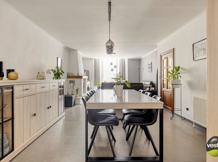 Deze charmante open bebouwing is gelegen aan de Joris van Oostenrijkstraat 17 in Kuringen, een absolute toplocatie op wandelafstand van winkels, schol
