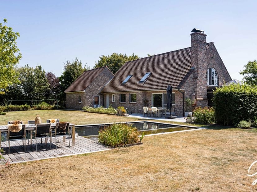 OPPORTUNITÉ UNIQUE : Une villa comme celle-ci ne se trouve que très rarement sur le marché !<br />
360 m² de surface habitable et un domaine privé exc