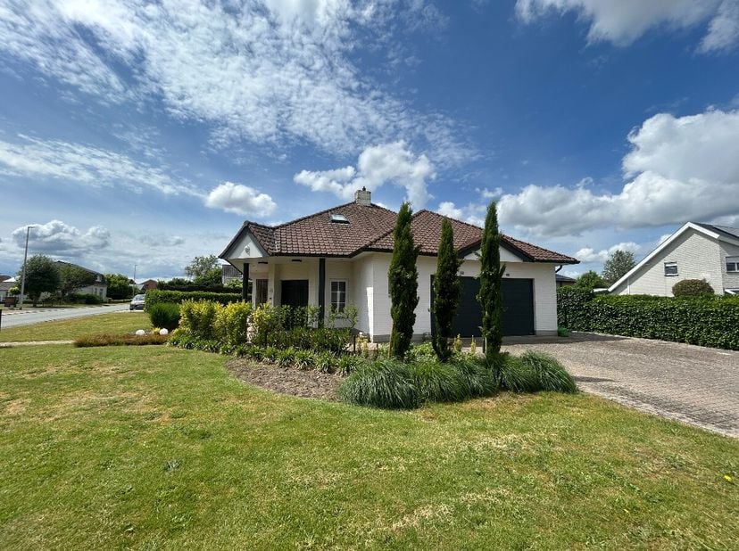Prachtige woning met 2 slaapkamers te huur in Pelt:Indeling gelijkvloers: inkomhal, toilet, woonkamer, eetkamer, keuken, berging, terras + tuinIndelin