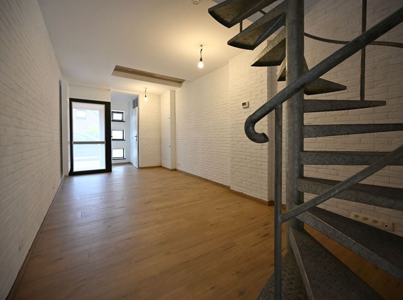 Dit charmante huisje combineert slim ruimtegebruik met een hoogwaardige afwerking. Ideaal voor een single of dynamisch koppel dat houdt van comfortabe