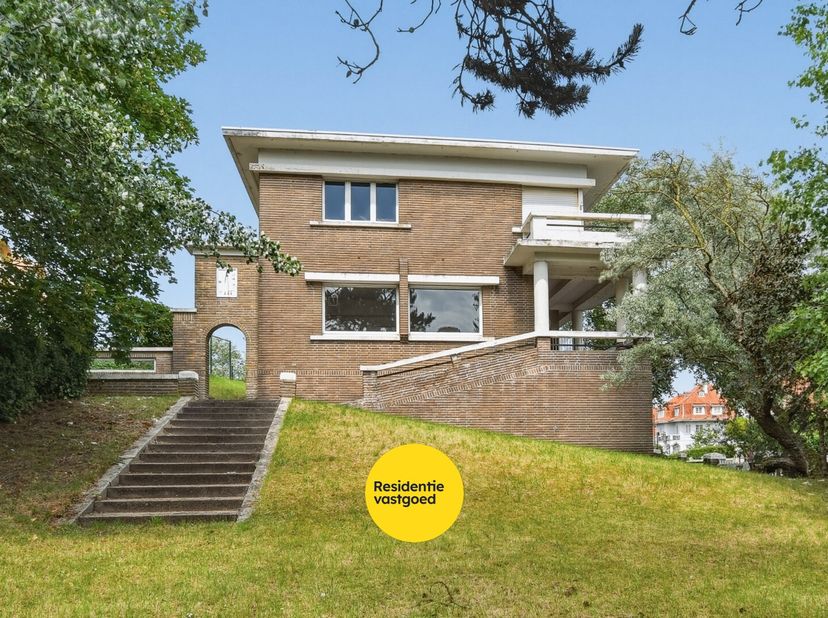 Deze woning is een beschermde, historische kustvilla gelegen in de prestigieuze villawijk De Concessie, een uniek en beschermd dorpsgezicht dat bekend
