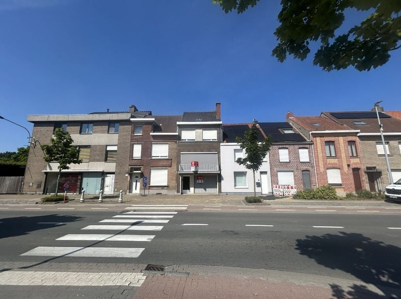 Ruime woning met uitweg en grote garage.Indelinggelijkvloers: inkomhal, ruime garage(3 auto's na elkaar), bergruimeeerste verdiep: leefruimte, eetplaa