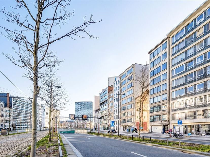 Situation : L'appartement est situé sur l'Italiëlei, à proximité de la Rooseveltplaats et du centre-ville historique. Tous les commerces, les transpor