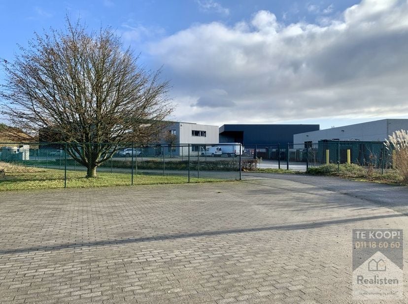 Industriezone Beverlo Station nr 107<br />
Het gebouw kan gekocht worden met of zonder het #handelsfonds van #Dakwerken Bams.<br />
<br />
Dit pand bi