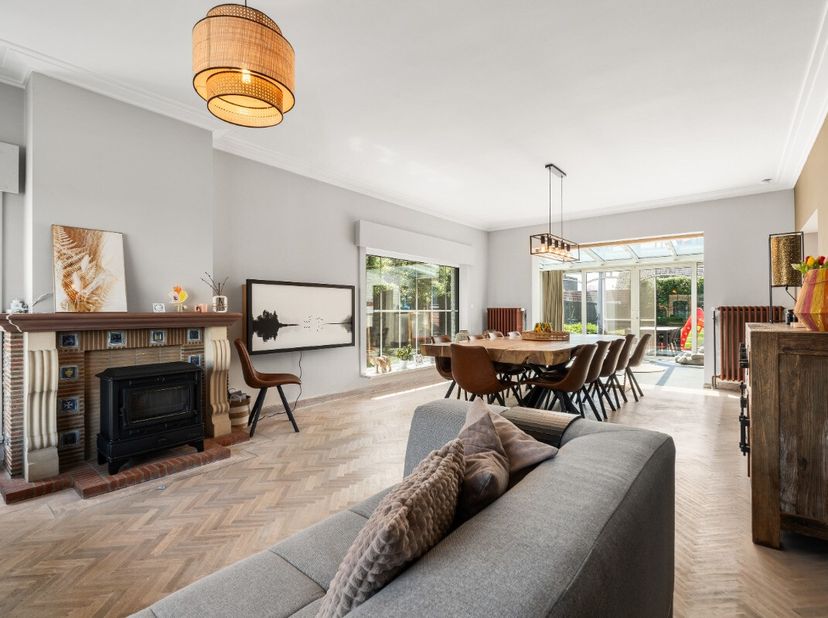 À vendre : maison 4 façades au centre de Wielsbeke, idéalement située près des axes principaux. Cette maison construite en 1959 offre une localisation