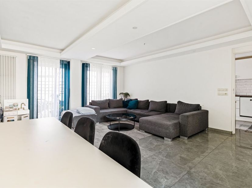 Dit ruime en instapklare appartement in Pelt biedt een bewoonbare oppervlakte van ca. 186 m² en combineert comfort, ruimte en een moderne uitstraling.
