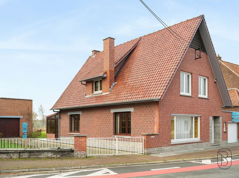Te koop: ruime gezinswoning met grote tuin en dubbele garage in Laplaigne<br />
In het hart van Laplaigne, op een perceel van bijna 3.000 m², bevindt