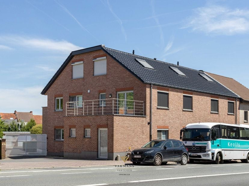 Gelieve ons te bellen op het nr 0475/34.00.40 om een afspraak te maken. Wij beantwoorden geen mails<br />
<br />
Ruim en lichtrijk nieuwbouw apparteme