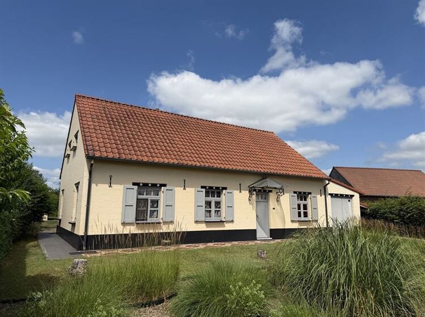 Karaktervolle, vrijstaande woning op riant perceel, met inpandige garage en carport, nabij het centrum<br />
Troeven<br />
- Authentieke uitstraling<b