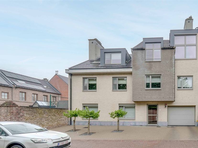 Ontdek een unieke woonervaring in dit stijlvolle penthouse, waar ruimte, licht en luxe perfect samenvloeien. Met een royale oppervlakte van 164 m² (in