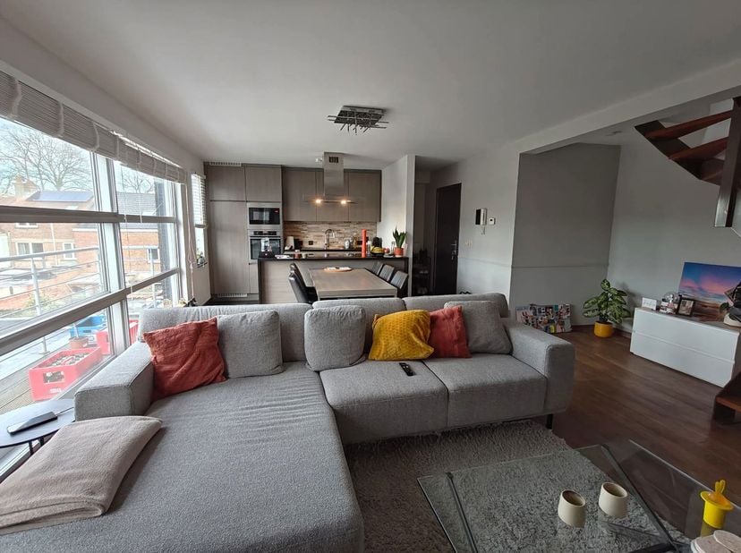 Dit charmant appartement bevindt zich in een kleinschalig gebouw, nabij het stadscentrum met winkels, scholen en openbaar vervoer binnen handbereik. H