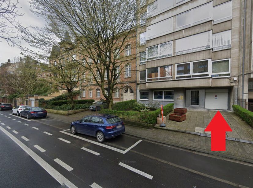 Avenue des Ormeaux, dans une copropriété de garages. Garage de 16,72m² au niveau de la rue. Libre immédiatement. A visiter sans tarder !