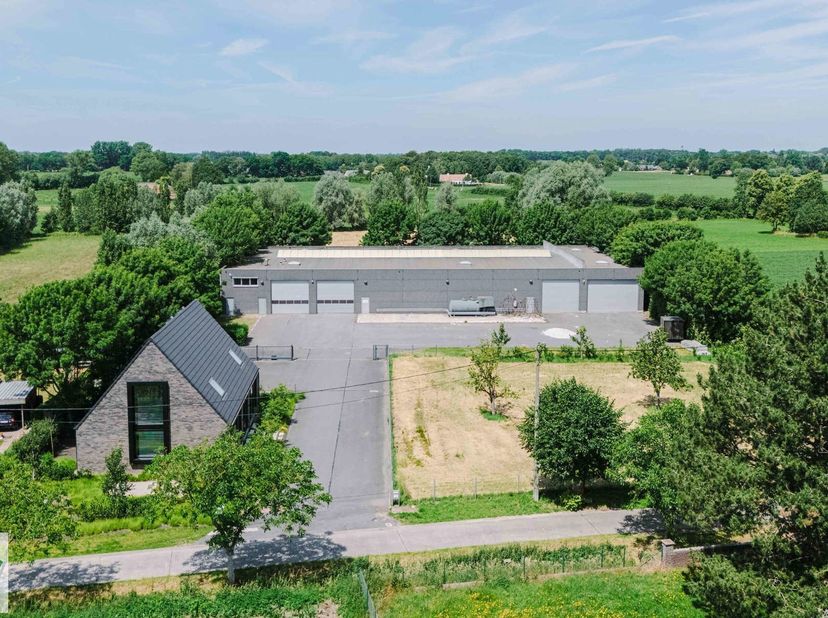 Ruime bedrijfssite met nieuwbouw kantoorgebouw, achterliggende loods van circa 1.680 m² en aansluitend weiland.<br />
Vooraan aan de straat bevindt zi