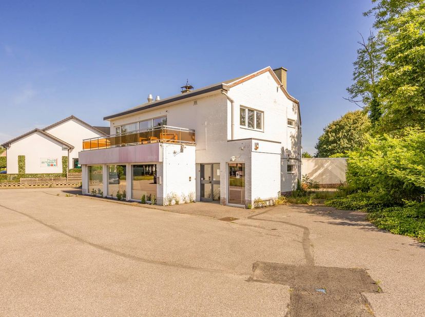 Cette maison de commerce offre une opportunité unique aux entrepreneurs qui recherchent une propriété stratégiquement située offrant des opportunités
