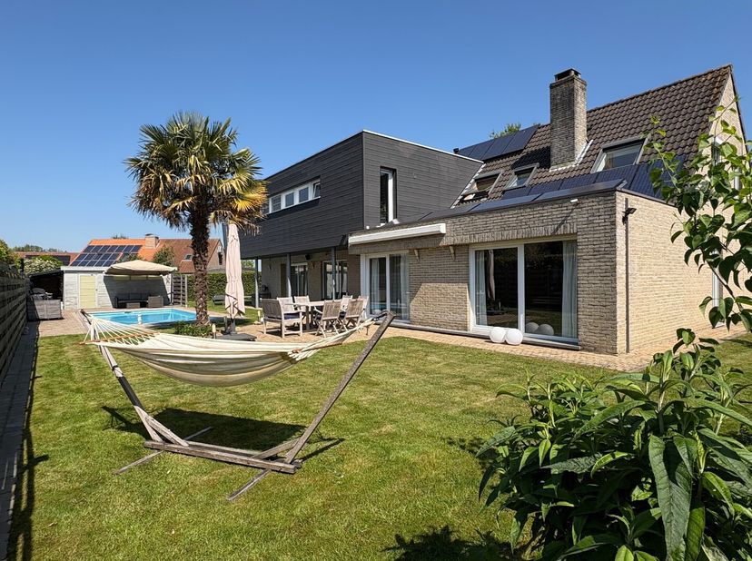 ALLEENSTAANDE WONING MET 4 TOT 7 SLPKS, TUIN EN ZWEMBAD<br />
Deze woning bestaat momenteel uit een woning met 4 slaapkamers en een kantoor/praktijkru